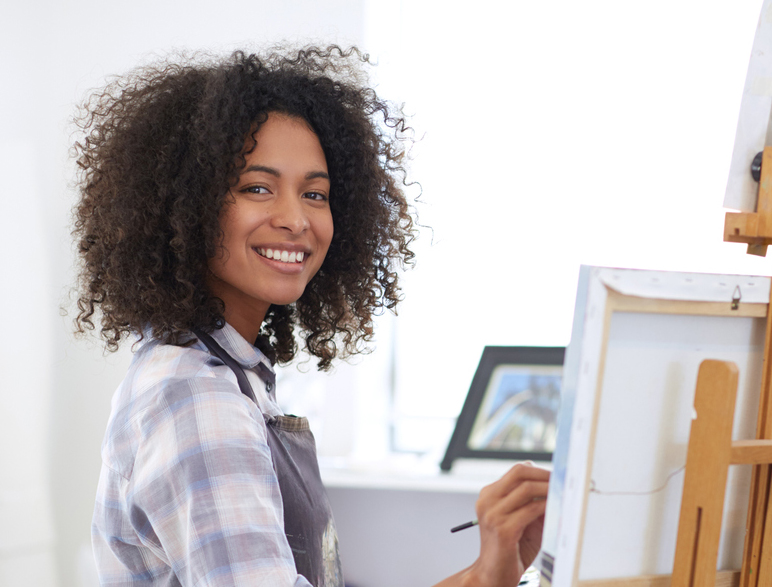 Shot of a young woman painting in her art studiohttp://195.154.178.81/DATA/i_collage/pu/shoots/805714.jpg
